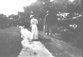 Gångbanan i Doktorspromenaden. Damen lär vara Hildegard Hellman, dotter till handlanden m.m. A G Hellman (1829-98) och sedermera gift med lantbrukaren C. Johansson, Sofielund i Ljungby socken. Promenad med engelsk laxmetare. (A.S.)
