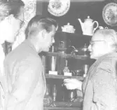 Turister från Karlskrona besöker museet 1955, A Ljung förevisar.(Uppgifter från album K 26)