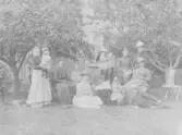 Anna Bratt sittande fyra från vänster, Susanna Bratt.  Bilden tag ur album nr 2