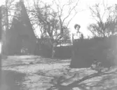 I bakgrunden synes torkrian som rivs i samband med att magasinsbyggnaden ombyggs till flerbostadshus 1915.  Bilden tagen ur album 6.