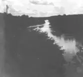 Bilden finns i två ex. ett ur album nr 7och ett ur nr 8. Till v. synes skorstenen på Fajans tegelbruk.  Ytterligare en kopia finns i album K 28 från f.d. Fbg:s museum.