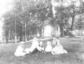 En bild tagen ur album 7.   Fr. v. Elisabet, Anna, Carl, Johan o. Ingeborg Falkman.  Bilden hör ihop med 00325, tagen vid samma tillfälle.  Identifiering genom tidigare kända foton.