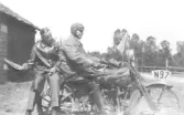 Motorcykeln är en Harley & Davidson med reg. nr. N 97.  Bilden tagen ur album 9.