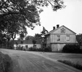 Militärövning i Småland. Det är soldater från I 12, Ing 2 och A 6 och de bär uniform m/1910 (med varianter). H M Konung Gustaf V omgiven av sin stab och andra höga officerare är på besök.