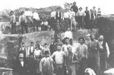 Arbetarna i Otto Anderssons stenbrott i Bolagsberget, Skrea, på lantbrukaren Ernst Anderssons ägor Mannaberg.  Främre raden fr.v.PETTERSSON Jakob förman, Lauritz eller 