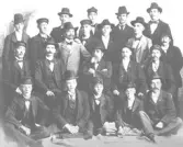 2:a raden f.v. 3:a J Lind, Liljegren, O Pettersson, E Lundgren, okänd, Bengtsson. I nedersta raden i mitten M Lundgren. I 2:a raden f.v. sittande, nr 3 målarmästare E Lundgren. (Text i album K 24, A.S.)