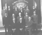 SV. Måleri-Arbetar- Förbundet, Avd. 55, Falkenberg.  Bild 1:  Främre raden fr.v. John Pettersson.  Andra raden fr.v. Jensen, Pettersson, Hertström, Josefsson, 6:e Eliasson Mål. förb. repr. fr. Stockholm, Cederholm, okänd, Emil.  Tredje raden fr.v. Ture Bengtsson, 4:e Emil, två okända, Karin Gustavsson, tre okända, Bror Pettersson, fem okända, Märta Bengtsson.  Länst upp till v. N.P. Bergström.  Bild 2:  Främre raden fr.v. Okänd, August Bengtsson, Lind.  Andra raden fr.v. Axel Andersson, Tellander, Elvén, två okända.  Tredje raden fr.v. Johan Mårtensson, Emil, Jarl Bengtsson, Cederholm, N.P. Bergström, Bror Pettersson.  Person uppgifter av målare Erik Gustavsson Fbg.