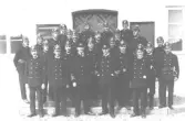 Falkenbergs brandkår samlad på Rådhustrappan.  Fr. v. PERSSON Ragnar, WISSMARK Gustaf,   MÖLLER Axel, PERSSON Per, HERTMAN Verner, BENGTSSON Viking, CEDERHOLM Hjalmar, LINDELL J E, ANDERSSON Karl, MALMSTEN Anders, vice brandchef,  BERGSTRÖM N P, TELLANDER J, NILSSON Vilhelm, MANZER Arvid, brandchef,  ANDERSSON V (ovanför Manzer), TÖRNGREN Hans, THORNBERG Oskar, JOHANSSON Axel, PETTERSSON Bror, JÖNSSON Daniel, WIKSTRÖM Oskar, JENSSEN Birger,   PETTERSSON Edward o. MÖLLER Arthur