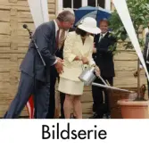 Serie om tre fotografier som visar det svenska kungaparet på besök vid Tjenstefolksbostaden - kafé och konferenslokal vid Gunnebo slott i Mölndal den 28 augusti 1997.