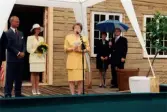 Det svenska kungaparet på besök vid Gunnebo slott i Mölndal den 28 augusti 1997. Här utanför Tjenstefolksbostaden - kafé och konferenslokal.