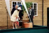 Det svenska kungaparet på besök vid Gunnebo slott i Mölndal den 28 augusti 1997. Här planterar drottningen två vårdträd/fruktträd utanför Tjenstefolksbostaden - kafé och konferenslokal. På scenen står även landshövdingen Göran Bengtsson och Kaj Johansson.