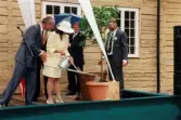 Det svenska kungaparet på besök vid Gunnebo slott i Mölndal den 28 augusti 1997. Här planterar kungen och drottningen två vårdträd/fruktträd utanför Tjenstefolksbostaden - kafé och konferenslokal. På scenen står även landshövdingen Göran Bengtsson och Kaj Johansson.