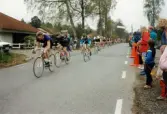 Cykeltävlingen Pixbo GP i Pixbo, Härryda kommun, på 1980-talet. Här ses cyklisterna vid varvning på Herrgårdsvägen.