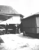 I hörnet på fastigheten bakom finns Oscar Rörbecks handelshus.