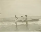 Badande kvinnor och män