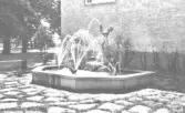 Bildtext: Laxbrunnen Falkenberg.  Bernhard Anderssons Laxarna hoppar 1938. Gåva av trädgårdsmästare C. Eskilsson och Småfåglarnas vänner. (A.S.).