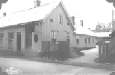 Norra hörnet ut med Storgatan.  Rörbeckska handelshuset, revs 1929. (A.S.)  Ett 