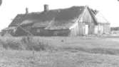 Torp vid Skrea Strand. På ekonomiska kartan 1924 vid bokstaven m. På Fbg:s museum finns en enkel uppmätning av detta torp utförd av undertecknad. Foto 1928 vid rivningen.   Ernst Walerius.