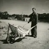 Bilderna tagna utanför Gustav Sjöbergs laxrökeri, notera stämplen på lådsidan GJ.