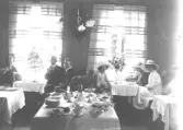 Text baksidan: Hotel Nilsson & Järnvägshotel  Elsa Bergendahl Tvååker, 0346/40730, på järnvägshotellet 1912 eller 1913.  Är detta i Fbg. ?