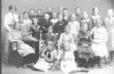 Pojkarna övre raden fr.v. 1 Nils Larsson, 2 Edvin Andersson, 3 Fritjof Bengtsson  Andra raden 1 Eric Ericsson, 2 Bengt Stenberg, 3 -,   4 Edvin Andersson  Tredje raden: 1 Frtiz Johansson, 2 Knut Olsson  Flickorna st. fr.v. : 1 Ruth Strömkvist, 2 Rosa Viborg  Höger sida fr.v.: 1 Gertrud Svensson, 2 Henny Johansson, 3 Svea Larsson, 4 Anna Larsson  Sittande på stolsyret:1 Svendborg Nilsson,   2 Tekla Jönsson, 3 Karin Bengtsson, 4 Karin Johansson, 5 Ebba Karlsson, 6 Margareta Nilsson  Sittande på golvet: 1 Linnea Karlsson, 2 Anna Johansson