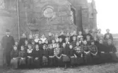 Kortet med konfirmander utanför Vinbergs kyrka är från omkring 1909. Prästen Gustaf Natanael Ekström, som då var vice pastor i Vinberg. Han blev sedermera, 1912, kyrkoadjunkt i Halmstad, 1917 blev han komminister i Skaftö samt kyrkoherde i Skaftö 1924. Pensionerad 1952. Död 20/9 1957.-Han var född i Carl Johan, Göteborg 29/6 1879.