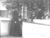 Interiör från bokhandeln, fru L. Svensson, Helga Hellström, Hildur Andersson.  Falkenbergs första egna bokhandel var Lars Svenssons vid Storgatan (nu Björks möbelaffär). (A.S.)  Numera rivet.