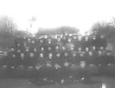 Konfirmander utanför S:t Laurentii kyrka 1907.  Främsta raden:  1 J Nilsson (kallad Påsa-Julle), 2 C Nilsson (Dryckoms), 3 Otto?, 4-, 5 I Eriksson.  Andra raden:  1 A Johansson (bageri, Olivias), 2 E Hertman, f. Rosell, 3 Alice ? Granath, 4 I Johansson, f. Pettersson (dotter t. Hulda P), 5 -,  6 U Lindström, 7 A Sjöholm, 8 H Johansson, f. Bengtsson, 9 A Andersson (fadern Otto 