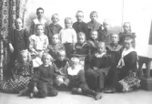 Skolklass år 1904, Gamla folkskolan privatskola Gröna gatan.  Första raden sittande på golvet, fr.v.:  1 I Persson (fadern brevbärare), 2 G Boman,   3 E Andersson (fadern banmäst.),  4 N Persson (kallad Ginas Nils) ( en son fiskaffär på Herting).  Andra raden fr.v.:  1 H Appelqvist, 2 K johansson ( på Lyckan),  3 E Jönsson, 4 A Törngren, 5 T Andersso (fadern skomakare), 6 F Nilsson (fadern trädgårdsmästare), 7 E Andersson (farbror till Sven-Åke Andersson, urmak.), 8 H Thornberg.  Översta raden st. fr. v.:  1 E Sahlin, 2 -, 3 C Andersson (fadern Otto 