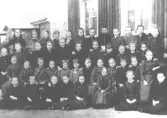 Folkskolans flickklass 1891, i gamla skolhuset vid Skolgatan, Drätselkam.huset, nu rivet. (A.S.)