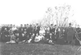 Raden stående fr.v.:  Brudens mor L Hellström, brudens far C F Hellström, okänd herre, okänd dam, H Nöring,   J A Walerius, C L Törngren, S Wallberg ?, A Stenberg, bruden A Hellström-Andersson, brudg. A Andersson-Bonde, J  Andersson-Bonde, H Hellström, okänd dam, H Nöring, okänd dam, okänd herre, A Wallberg ?, sittande okänd dam, C Carlstedt, en av döttrarna till D o. E Stenberg.  Raden sittande fr.v.:  Okänd dam, okänd dam, E Stenberg, S Törngren, H Törngren.  Sittande i gräset fr.v.:  Tre okända flickor, okänd man, två okända flickor, C Wallberg-Appeltoft, dam gift Schutt,   D Stenberg, tre okända damer, okänd pojk.  Uppgifterna lämmnade av Ernst Walerius Gbg.  Uppgifterna finns ihop med fotografiet.