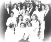 På separat bladföljande text.  Bröllopsfotografi från Anna Stenbergs bröllop med Axel Pettersson c:a 1904 el. 1905.  Över raden stående:  ! C Moberg, 2 M Boman, 3 J Stenberg, 4 E Sunesson, modern f. Broman, 5 okänd,   6 brudgummen A Pettersson, 7 S Kristensson, 8 O Lindqvist, 9 H Andersson, 10 E Lundgren,  målare.  Nedre raden sittande:  1 E Mångberg, 2 G Jernberg, 3 bruden Anna Stenberg, dotter till bankdirektör Carl Stenberg,   4 D Westergren, gift Gyllensvärd-Jerlov.  Nederst: 2 okända flickor.  A Pettersson var kamrer på valskvarnen, kom sedan till Smålandsbanken, satte upp egen fiskhandel.