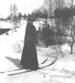 Text under bild på löst albumblad: ( på bladet fanns en lös lapp med namnet Hildur Andersson.)  Att gå på skidor hörde inte till ovanligheterna. inte så lätt med kjol o. hatt.