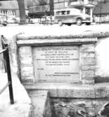 Falkenberg. Tullbron. August Rex minnestavla över brobyggets slut 1756 (kopia 1927) tavlan sitter på V brofästets S sida.  I bakgrunden CALTEX bensinstation.