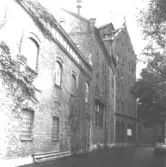 Bryggeriet fick bygglov 18960730 ritningarna ändrades 18960914, arbetet påbörjades i oktober 1896.  Bryggeriet Falken revs i nov. 1974.