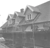 Tillhörande texter från Hallands länsmuseer:  Bild 1 (15370) Falkenberg kv. Gästgivaregården.Falkmanska villan.  Bild 2 (15371) D:o Gamla Gästgiveriet.  Bild 3 (15372) D:o gårdshuset.  Bild 4 (15388) Falkenberg kv. Gästgivaregården. Falkmanska villan under ombyggnad av Bygg Fast.  Bild 5 (15389) D:o gårdshuset byggs om.  Bild 6 (15390) D:o Gästgiverilängans gårdsfasad.  Bild 7 (15391) D:o Falkmanska villans sydfasad m. nya takkupor.  Bild 8 (15392) D:o Falkmanska villan. Entredörr fr. gården.  Bild 9 (15393) D:o gästgiverilängan. Äldre gårdsdörr.