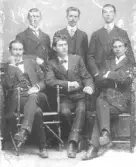 Text från medföljande lapp.  Detta foto gåva av Fältström.  Sittande fr.v.:  G Sjöberg laxrökare,  A Lindqvist o. N P Bergström.  Stående fr.v.:  V Bengtsson på Falken, I Lind, ? Westergren, korvhandlare.