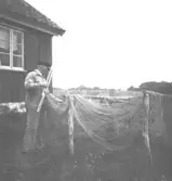 Den lilla byggnaden till vänster  (bild 1) användes av laxgårdstillsyningsmannen.  Stugan nedrevs i april 1997.  Stugan användes även som undervisningslokal, för att lära förskolebarn att läsa, skriver Valter Dickssons i boken 