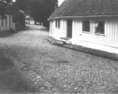 Till vänster, Fältströms kontor till höger Hindströmsgården.