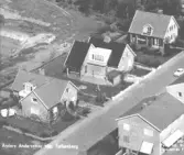 Huset i mitten är byggt 1951, det vänstra tillbygget 1958, då ägt av Pelly direktören Billy Göransson.