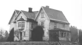 Fotona tagna före restaureringen av villan. Restaureringen utfördes enligt den s.k. Hallands modellen.