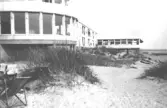 Bilden förekommer i en Fbg:s guide 1947.  Hotellet Strandbaden eldhärjades maj 1958.