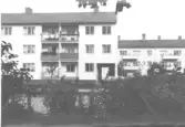 Bilden förekommer i en Fbg:s guide 1947.  HSB husen på dåvarande Nygatan, det bakre är byggt 1942 som andra HSB huset i Fbg. Det främre byggdes strax efter.