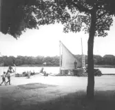 Falkenberg. Hamnen från Hamngatan. Båten som passerar med passagerare är fiskebåten Vasa som sommartid gick mellan Hallanäset och Skrea Strand.