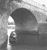 Personerna sitter i en såkallad laxdragareka.