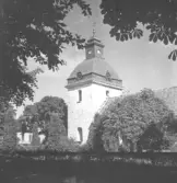 S:t Laurentii kyrka med delar av S:t Laurentiiparken.