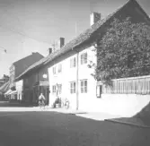 Affärsskylten närmast är Hallands Postens.  En extra kopia finns.