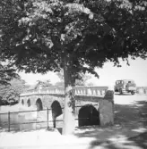 På baksidan står det 1932.