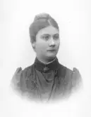 Tora dotter till Fredrik Bratt.  Lärarinna i FBG.  Bilden ur album från f.d. Fbg:s museum med inv. nr. 3102.