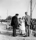 Namn uppgifter från text under fotot i album.